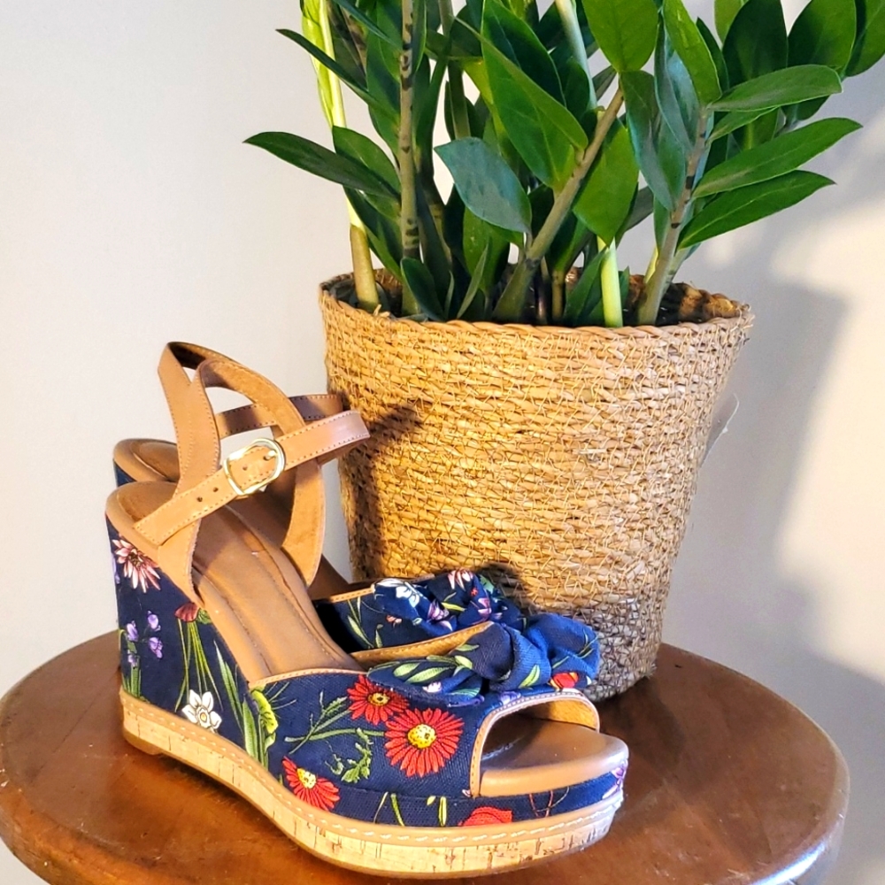 Clarks artisan platform floral heels sandals womens size 7 us like new